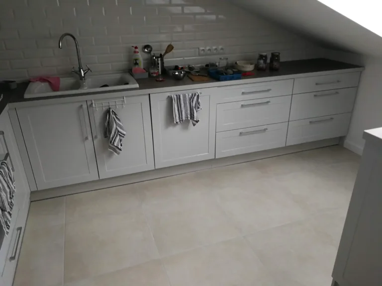 Meble kuchenne na wymiar: kuchnia dopasowana do Twoich potrzeb 1 kuchnia-na-poddaszu-4