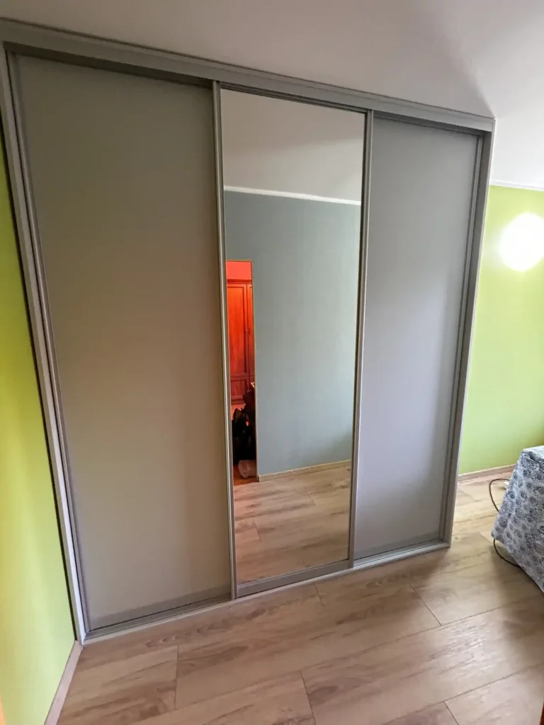 Jasnoszara szafa na wymiar z drzwiami przesuwnymi i lustrem 4 Jasnoszara szafa